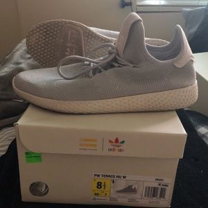 Pharrell Williams - blue adidas